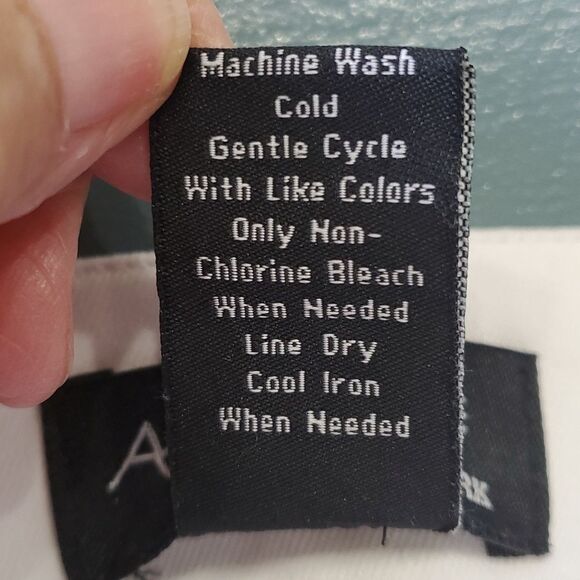 ATTYRE white jeans, size 4. Straight leg. Streatch fabric. GREAT CONDITION. - Picture 7 of 8